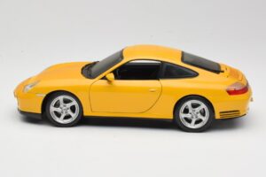 Porsche 911 996 Carrera 4S Gul Maisto 1:18 WAP02101610 Metal — billede 4 af 8