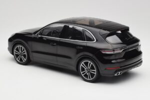 Porsche Cayenne 958 Turbo S Sort Minichamps 1:18 155066070 Metal — billede 5 af 6