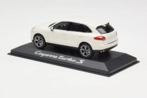 Porsche Cayenne 958 Turbo S Hvid Minichamps 1:43 WAP0200220C Metal — billede 3 af 4