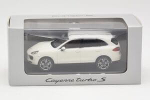 Porsche Cayenne 958 Turbo S Hvid Minichamps 1:43 WAP0200220C Metal — billede 4 af 4