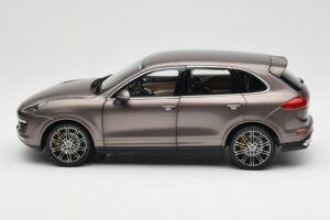 Porsche Cayenne E2 Turbo S Umbra Metallic Minichamps 1:18 WAP0213020F Metal — billede 4 af 8