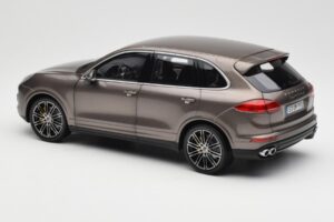Porsche Cayenne E2 Turbo S Umbra Metallic Minichamps 1:18 WAP0213020F Metal — billede 7 af 8