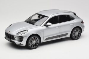 Porsche Macan Turbo 95B Sølv Minichamps 1:18 110062504 Metal
