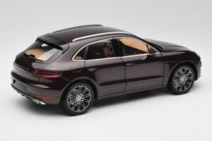 Porsche Macan 95B Turbo Mahogni Metallic Minichamps 1:18 110062500 Metal — billede 3 af 8