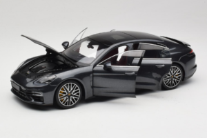 Porsche Panamera 971 Turbo S Grey Metallic Minichamps 1:18 113061073 Metal — billede 2 af 8