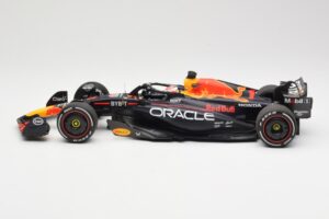 Red Bull Racing RB19 #1 M. Verstappen Winner Spanish GP 2023 Minichamps 1:18 110230801 Metal — billede 3 af 6