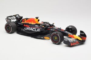 Red Bull Racing RB19 #1 M. Verstappen Winner Spanish GP 2023 Minichamps 1:18 110230801 Metal — billede 4 af 6