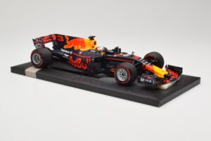 Red Bull Racing Tag Heuer RB13 #3 D. Ricciardo 3rd Place Malaysian GP 2017 Minichamps 1:18 117171503 Metal — billede 4 af 6