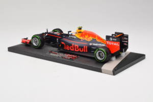 Red Bull RB12 Tag Heuer #33 M. Verstappen Red Bull Racing Showcar 2016 Minichamps 1:18 117161233 Resin — billede 5 af 7