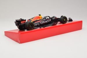Red Bull RB18 #1 M. Verstappen Oracle Red Bull Racing Japanese Grand Prix Winner World Champion 2022 Minichamps 1:18 11322280 — billede 3 af 7