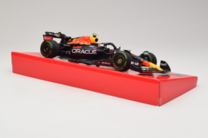 Red Bull RB18 #1 M. Verstappen Oracle Red Bull Racing Japanese Grand Prix Winner World Champion 2022 Minichamps 1:18 11322280 — billede 4 af 7