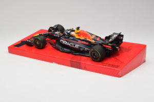 Red Bull RB18 #1 M. Verstappen Oracle Red Bull Racing Japanese Grand Prix Winner World Champion 2022 Minichamps 1:18 11322280 — billede 5 af 7