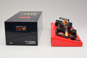 Red Bull RB18 #1 M. Verstappen Oracle Red Bull Racing Japanese Grand Prix Winner World Champion 2022 Minichamps 1:18 11322280 — billede 6 af 7