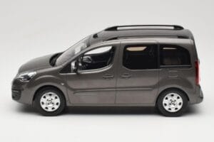 Renault Juvaquatre Break 300 kg Elfenben Norev 1:18 185260 Metal — billede 3 af 6