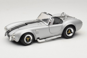 Shelby Cobra 427S/C Sølv Med Sorte Striber Road Signature 1:18 92058 Metal