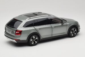 Skoda Octavia Mk4 Combi Grøn Paudi Model 1:18 ZMR000005GRU Metal — billede 3 af 8
