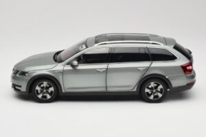Skoda Octavia Mk4 Combi Grøn Paudi Model 1:18 ZMR000005GRU Metal — billede 4 af 8