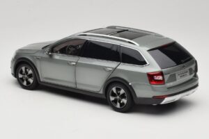 Skoda Octavia Mk4 Combi Grøn Paudi Model 1:18 ZMR000005GRU Metal — billede 7 af 8