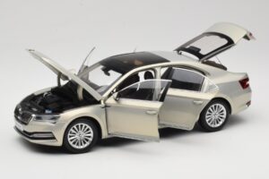 Skoda Superb Mk3 Guld Paudi Model 1:18 ZSS000006GOLD Metal — billede 2 af 8