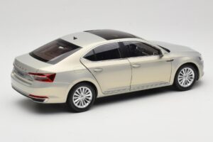 Skoda Superb Mk3 Guld Paudi Model 1:18 ZSS000006GOLD Metal — billede 3 af 8