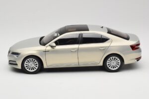 Skoda Superb Mk3 Guld Paudi Model 1:18 ZSS000006GOLD Metal — billede 4 af 8