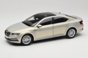 Skoda Superb Mk3 Guld Paudi Model 1:18 ZSS000006GOLD Metal