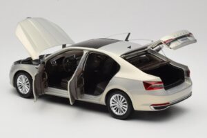 Skoda Superb Mk3 Guld Paudi Model 1:18 ZSS000006GOLD Metal — billede 5 af 8