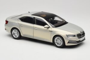 Skoda Superb Mk3 Guld Paudi Model 1:18 ZSS000006GOLD Metal — billede 6 af 8