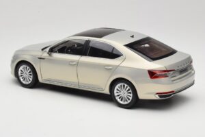 Skoda Superb Mk3 Guld Paudi Model 1:18 ZSS000006GOLD Metal — billede 7 af 8