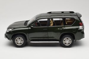 Toyota Land Cruiser Prado J150 Grøn Paudi Model 1:18 623132-GR Metal — billede 4 af 8