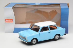 Trabant 601 Deluxe Blå Hvid Sun Star 1:18 4286 Metal — billede 6 af 6