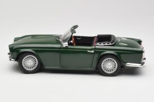 Triumph TR4 British Racing Green Revell 1:18 08827-T1 Metal — billede 4 af 8