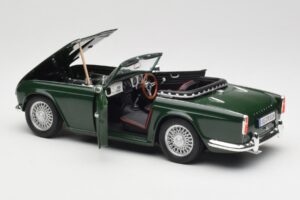 Triumph TR4 British Racing Green Revell 1:18 08827-T1 Metal — billede 5 af 8