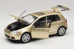 Volkswagen Golf Mk5 Light Bronze Metallic Bburago 1:18 09930201W Metal — billede 2 af 8