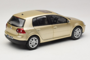 Volkswagen Golf Mk5 Light Bronze Metallic Bburago 1:18 09930201W Metal — billede 3 af 8