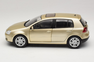 Volkswagen Golf Mk5 Light Bronze Metallic Bburago 1:18 09930201W Metal — billede 4 af 8