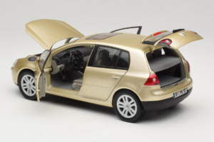 Volkswagen Golf Mk5 Light Bronze Metallic Bburago 1:18 09930201W Metal — billede 5 af 8