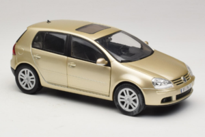 Volkswagen Golf Mk5 Light Bronze Metallic Bburago 1:18 09930201W Metal — billede 6 af 8