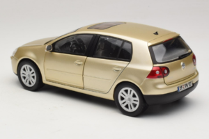 Volkswagen Golf Mk5 Light Bronze Metallic Bburago 1:18 09930201W Metal — billede 7 af 8