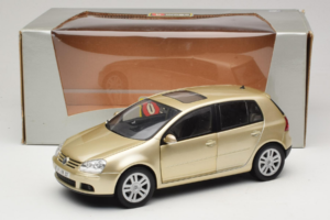 Volkswagen Golf Mk5 Light Bronze Metallic Bburago 1:18 09930201W Metal — billede 8 af 8