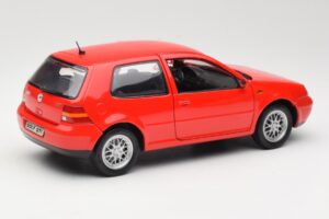 Volkswagen Golf Mk4 GTI Rød Revell 1:18 08943 Metal — billede 3 af 8