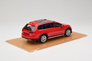 Volkswagen Golf Mk7 Alltrack Tornado Red DNA 1:18 DNA000035 Resin — billede 2 af 6
