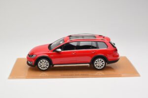 Volkswagen Golf Mk7 Alltrack Tornado Red DNA 1:18 DNA000035 Resin — billede 3 af 6