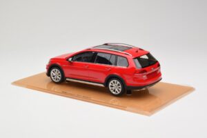 Volkswagen Golf Mk7 Alltrack Tornado Red DNA 1:18 DNA000035 Resin — billede 5 af 6