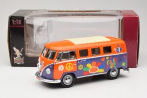 Volkswagen Microbus T1 Flower Power Road Signature 1:18 92329 Metal — billede 8 af 8