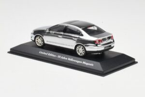 Volkswagen Passat B6 Chrome Silver 10 Years Volkswagen Magazine Minichamps 1:43 PASSAT004 Metal — billede 3 af 4