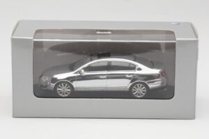 Volkswagen Passat B6 Chrome Silver 10 Years Volkswagen Magazine Minichamps 1:43 PASSAT004 Metal — billede 4 af 4