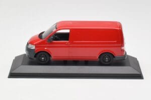Volkswagen T5 Leveringsbil Rød & Sorte Hjul Minichamps 1:43 400052260-B Metal