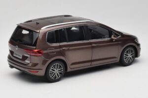 Volkswagen Touran 5T Brun Paudi Model 1:18 ZVE000003BRA Metal — billede 3 af 8