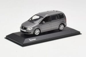 Volkswagen Touran Sport Platinum Grey Minichamps 1:43 TOURAN003 Metal — billede 2 af 4